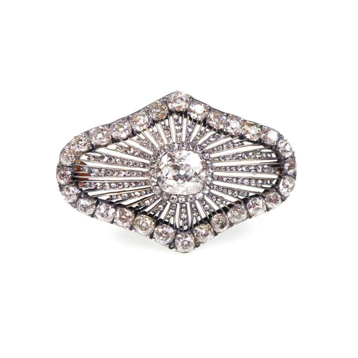 Lobed oval diamond cluster brooch